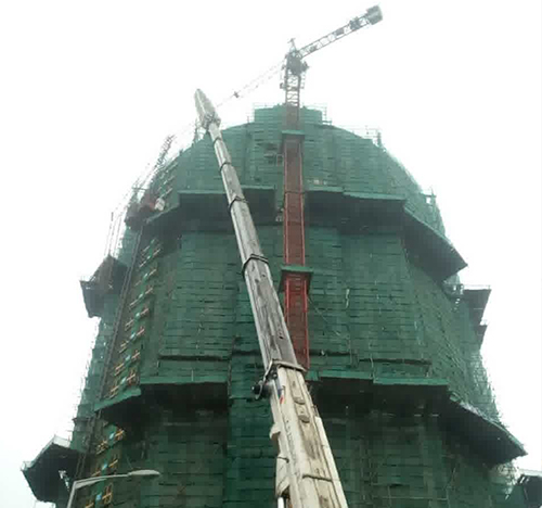 建邺吊车在工地上作业